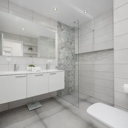 Lejlighed Lovely In With Parking Near Royal Baths Park By Renters *