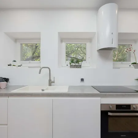 Lovely In With Parking Near Royal Baths Park By Renters