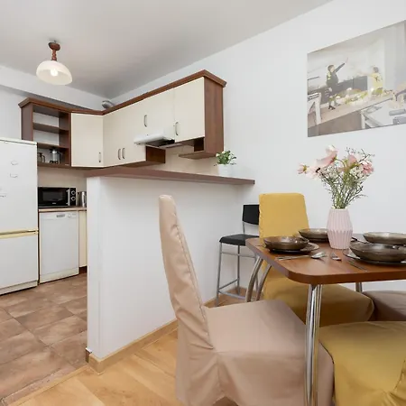 Lovely In With Parking Near Royal Baths Park By Renters Appartamento